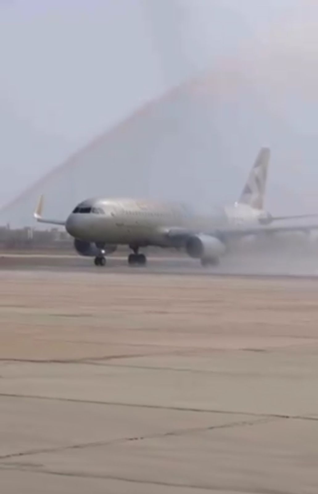 لحظة هبوط أول رحلة لطيران الاتحاد بمطار الأمير نايف بالقصيم