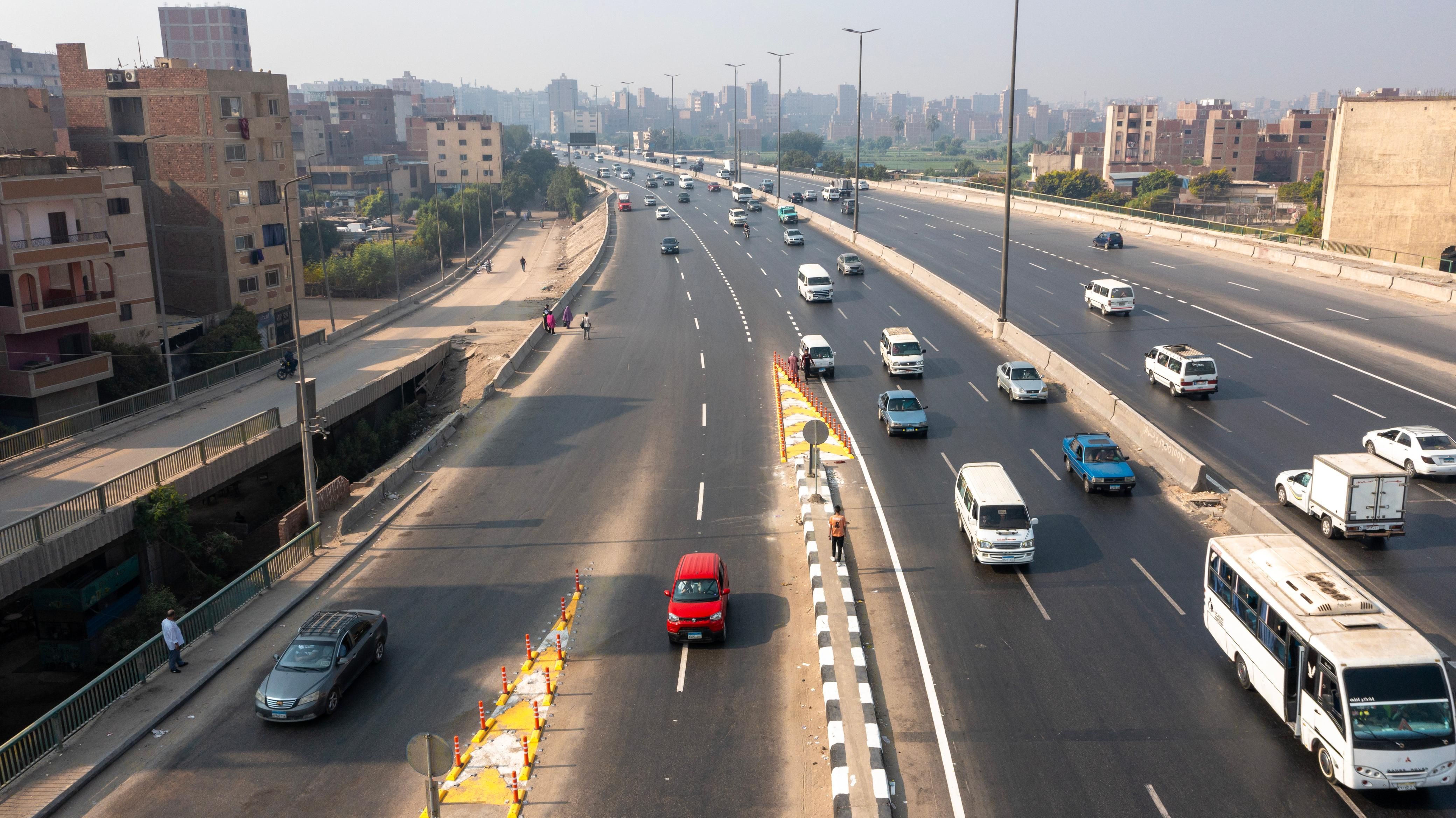 وزارة النقل: علامات إرشادية وعواكس أرضية على الطرق للحد من الحوادث.. صور
