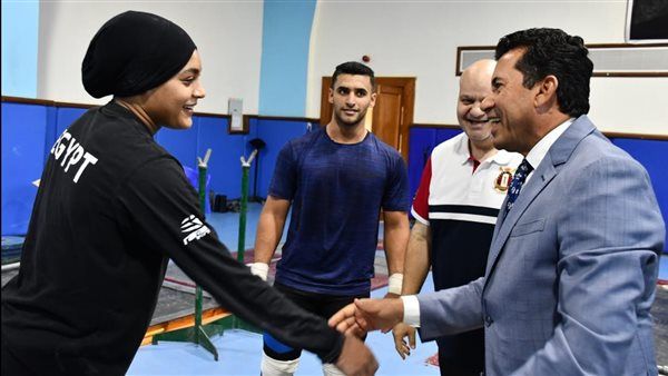 وزير الرياضة يشهد تدريبات المنتخب القومي لرفع الأثقال استعدادا لباريس