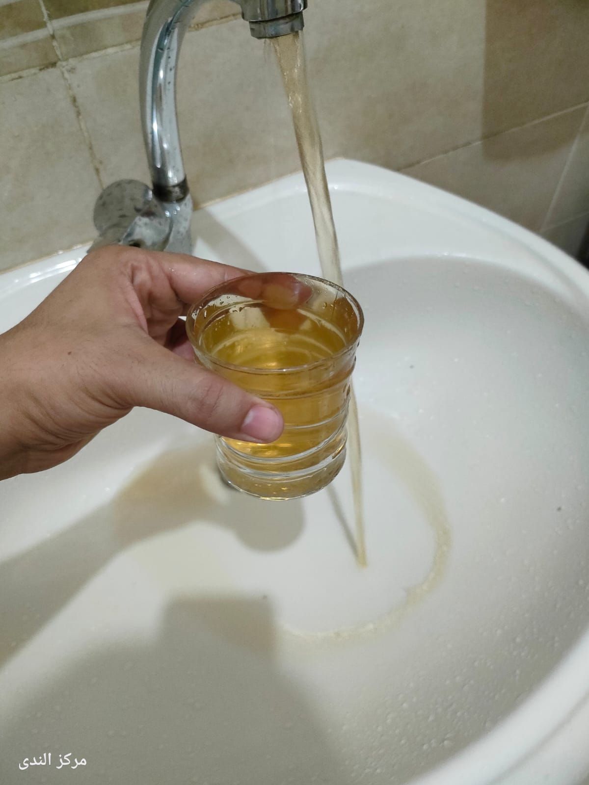 أهالى قرية كفر عليم بالقليوبية يشتكون عكارة مياه الشرب.. والشركة تشكل لجنة