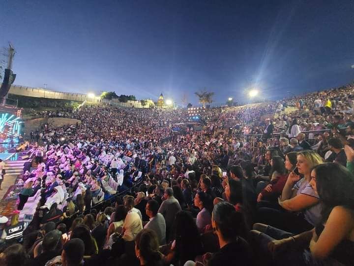 اقتحام معجبات لمسرح حفل راغب علامة بافتتاح مهرجان الإذاعة والتليفزيون بتونس