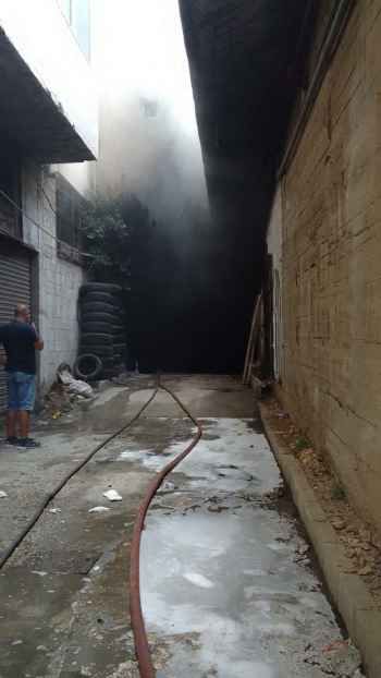 الدفاع المدني يعمل على إخماد حريق داخل معمل لصناعة الألومنيوم في عمشيت وانقاذ المحاصرين