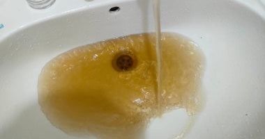 أهالى قرية كفر عليم بالقليوبية يشتكون عكارة مياه الشرب.. والشركة تشكل لجنة