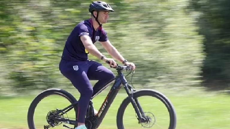 "سقط من الدراجة".. لاعب إنجلترا يتعرض للإصابة بعدة جروح