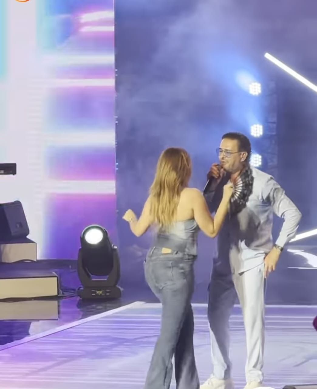 اقتحام معجبات لمسرح حفل راغب علامة بافتتاح مهرجان الإذاعة والتليفزيون بتونس