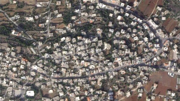 القنابل الإسرائيلية تدمر مساحات كبيرة من قرية لبنانية