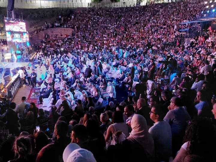 اقتحام معجبات لمسرح حفل راغب علامة بافتتاح مهرجان الإذاعة والتليفزيون بتونس