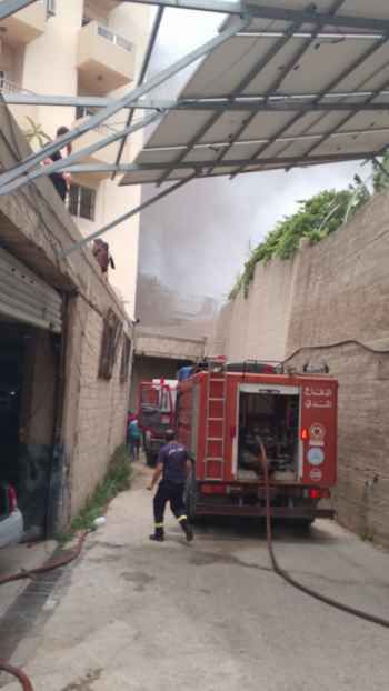 الدفاع المدني يعمل على إخماد حريق داخل معمل لصناعة الألومنيوم في عمشيت وانقاذ المحاصرين