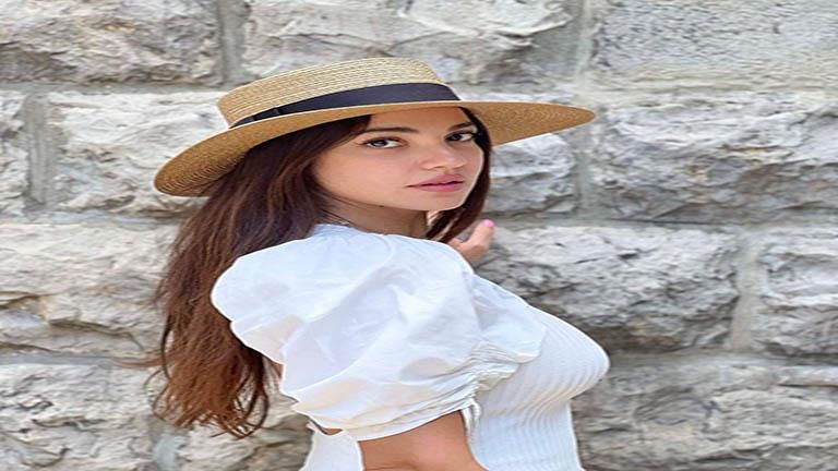 درة تتألق بأحدث إطلالة لها أمام البحر والجمهور يتفاعل (صور)