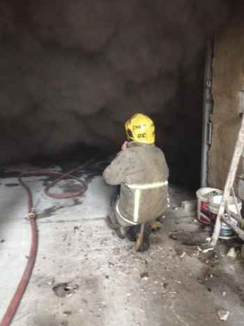 الدفاع المدني يعمل على إخماد حريق داخل معمل لصناعة الألومنيوم في عمشيت وانقاذ المحاصرين