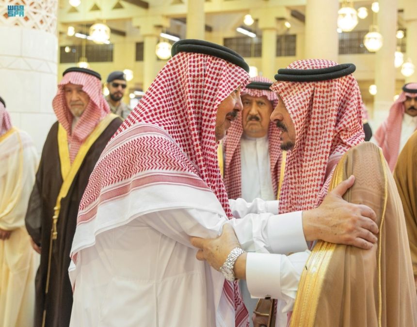 أمير الرياض يؤدي صلاة الميت على والدة الأمير منصور بن سعود بن عبدالعزيز ووالدة الأمير خالد بن عبدالله بن محمد بن جلوي
