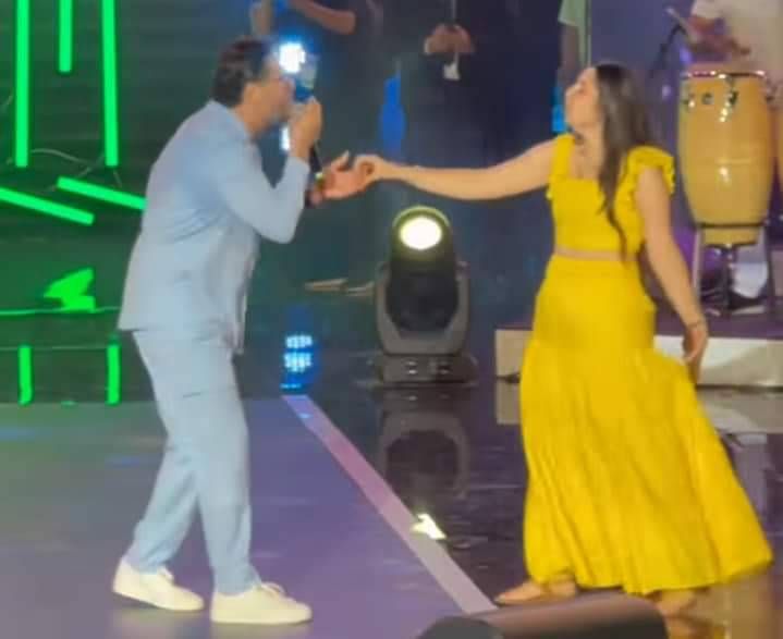 اقتحام معجبات لمسرح حفل راغب علامة بافتتاح مهرجان الإذاعة والتليفزيون بتونس