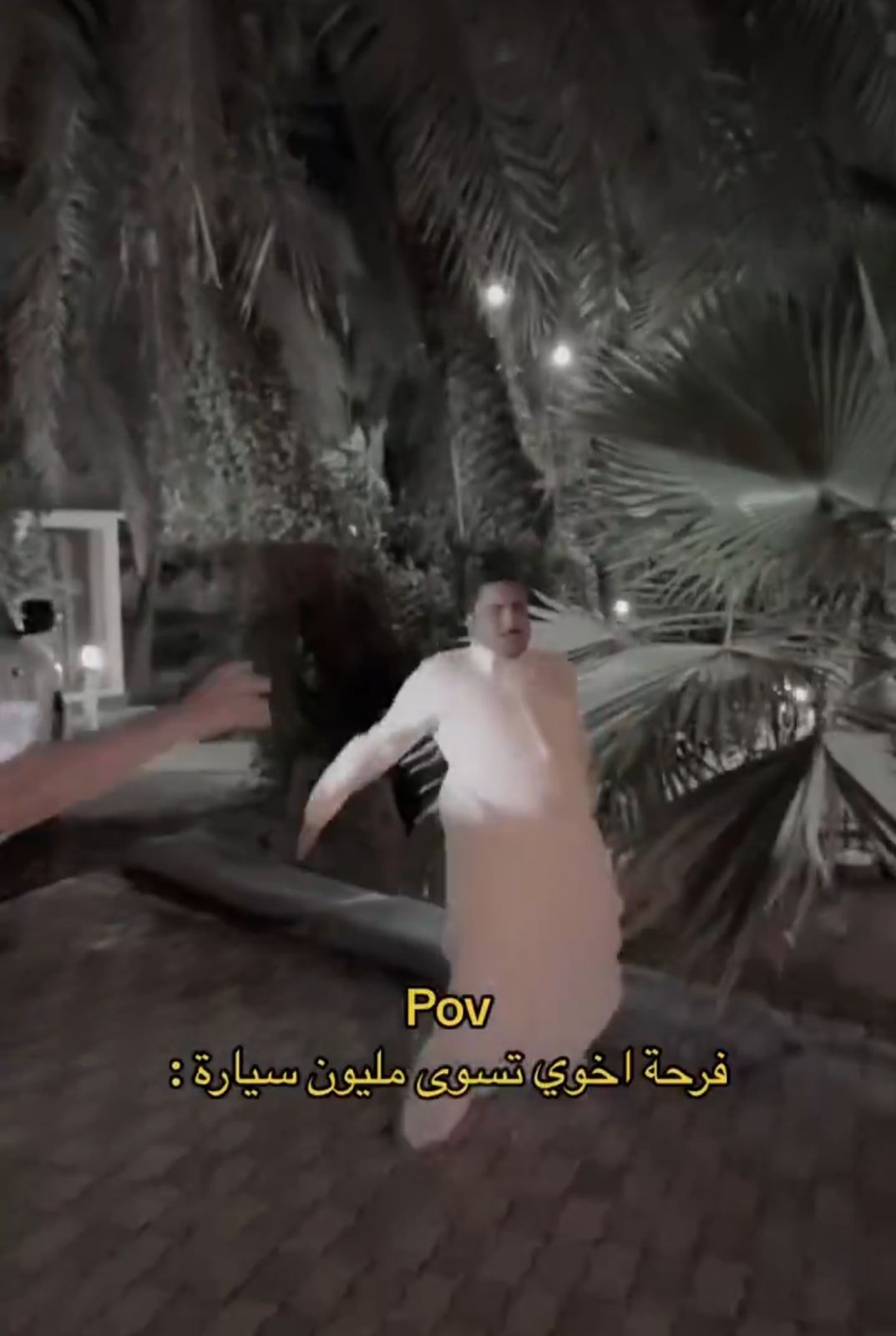 بالدموع والفرحة .. شاب يحتفل على طريقة رونالدو بعدما أهداه أخيه سيارة .. فيديو