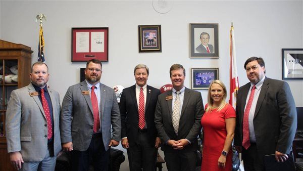 نائب يطالب إدارة بايدن بإغلاق رصيف مساعدات غزة