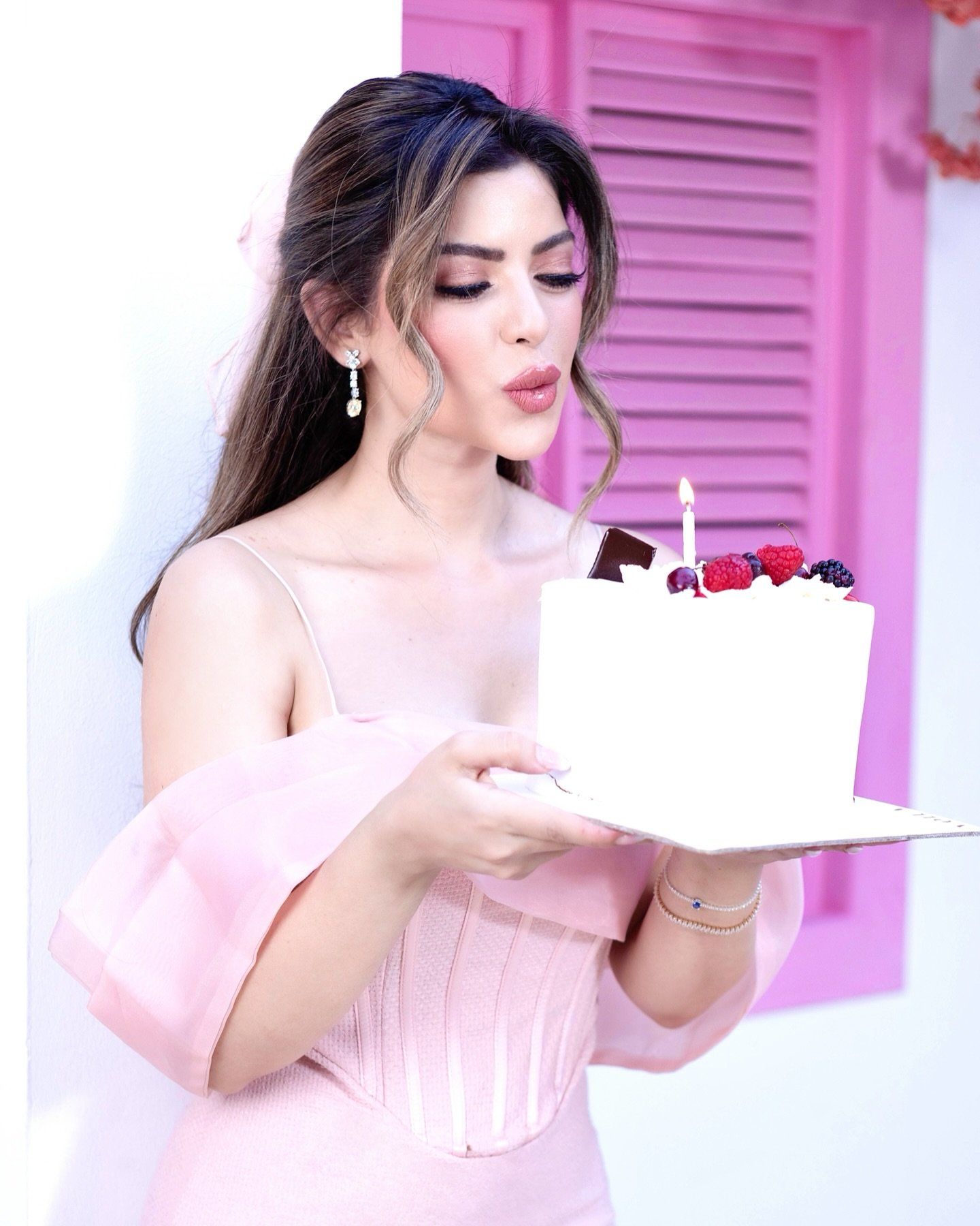 ميرنا جميل تحتفل بعيد ميلادها فى أجواء مبهجة (صور)