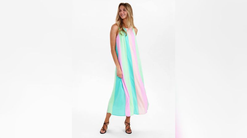 الامارات | فساتين الألوان الزاهية  لإطلالة تلفت الأنظار