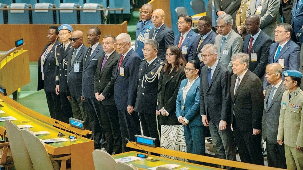 سيف بن زايد: الإمارات تعزز السلام والاستقرار الدوليين