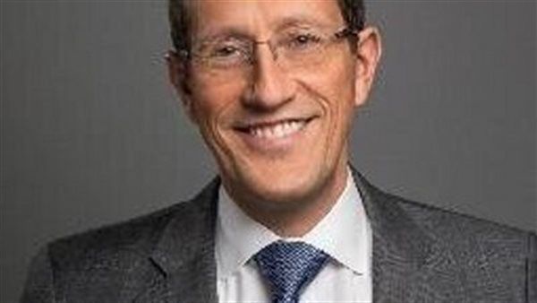 مذيع "سي إن إن" يتجاهل سؤال ضيوفه عن حرب غزة