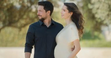 ملكة الأردن تهنئ ابنها فى عيد ميلاده بصورة مع زوجته: إن شاء الله أحلى أب وأم