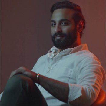 خاص - كاظم فياض : " أكتب رواية عن الحب والموت .. وسوف أعمل مع هانز زيمر ومورغان فريمان وبن أفليك ومونيكا بيلوتشي "