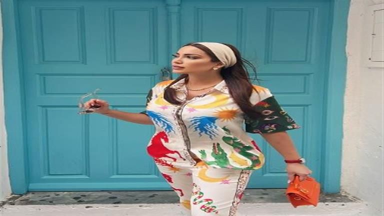 نسرين طافش تخضع لجلسة تصوير أنيقة في اليونان.. والجمهور يعلق (صور)