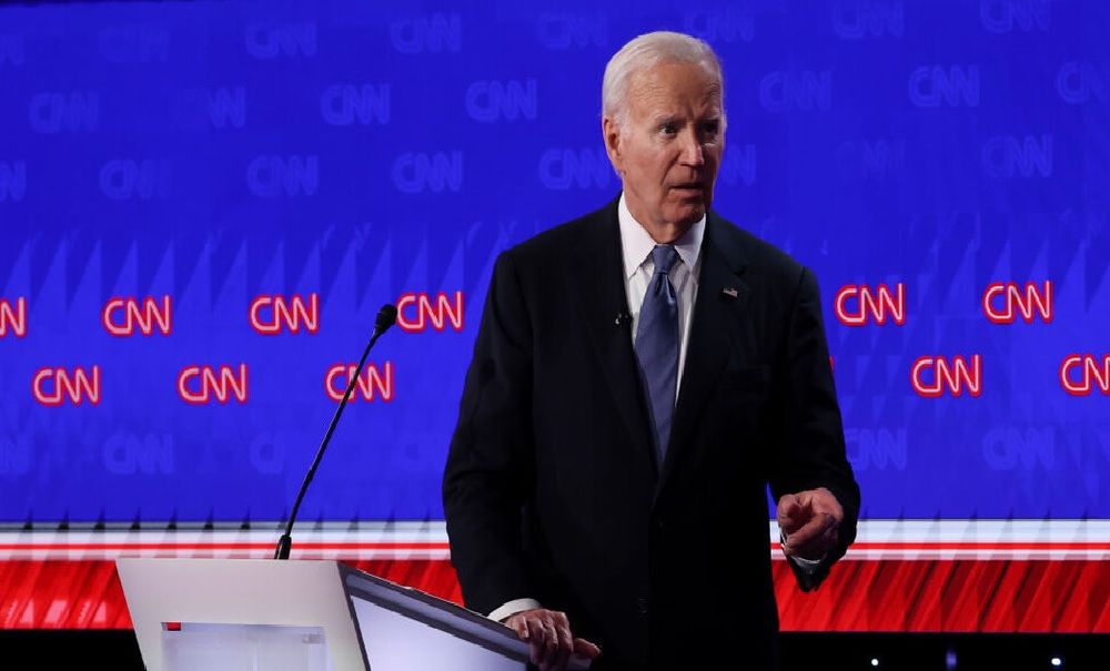 «لم يرمش لـ28 ثانية».. ضجة على وسائل التواصل بسبب نظرات بايدن (فيديو)