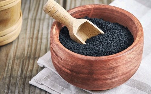 دكتور سعودي يكشف عن الجرعة الآمنة لتناول الحبة السوداء ويحذر من تناول زيتها لهذا السبب الخطير!!