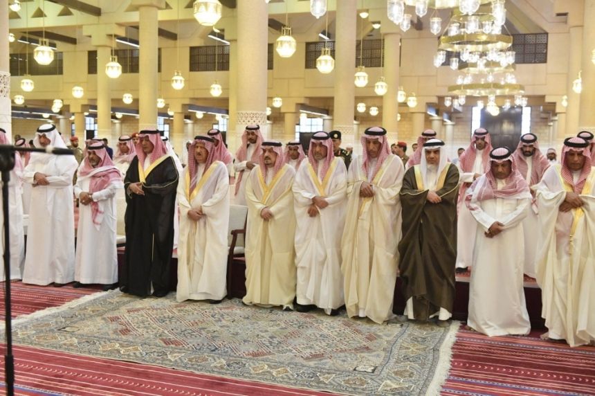 أمير الرياض يؤدي صلاة الميت على الأميرة هدى بنت عبدالله الفيصل