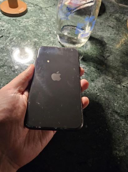 تكنولوجيا: رجل يتلقى آيفون بدون كاميرا فى الخلف.. صورة الجهاز الغريب تثير الجدل