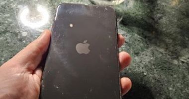 تكنولوجيا: رجل يتلقى آيفون بدون كاميرا فى الخلف.. صورة الجهاز الغريب تثير الجدل