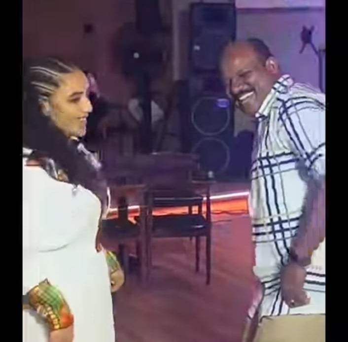 شاهد بالصورة والفيديو.. سوداني يقتحم ساحة الرقص ويقدم وصلة رقص هستيرية مع حسناء أثيوبية بأديس أبابا