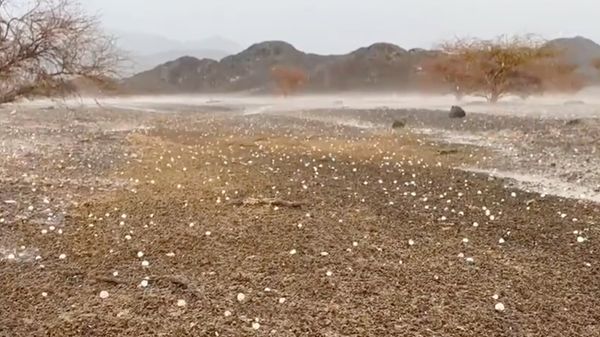 سقوط برد وأمطار متفاوتة الشدة على مناطق من الدولة