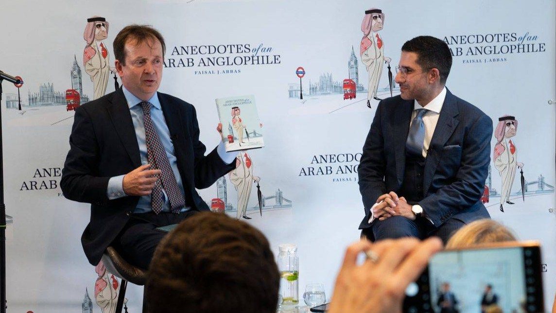 الأمير خالد بن بندر بن سلطان: فيصل عباس يقلب الأدوار في كتابه "حكايا عربي أنجلوفوني"