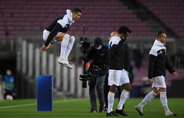 الامارات | خرافات غريبة للاعبي كرة القدم.. قفزة رونالدو ورش الماء الأبرز