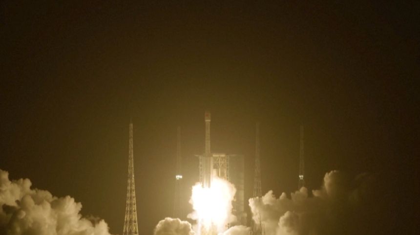 الصين تطلق قمرًا اصطناعيًا لخدمات نقل البيانات