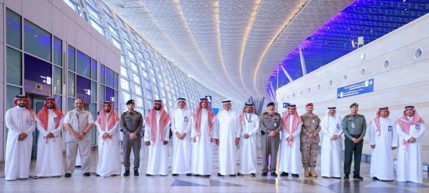 صور| محافظ جدة يتفقد مطار الملك عبدالعزيز