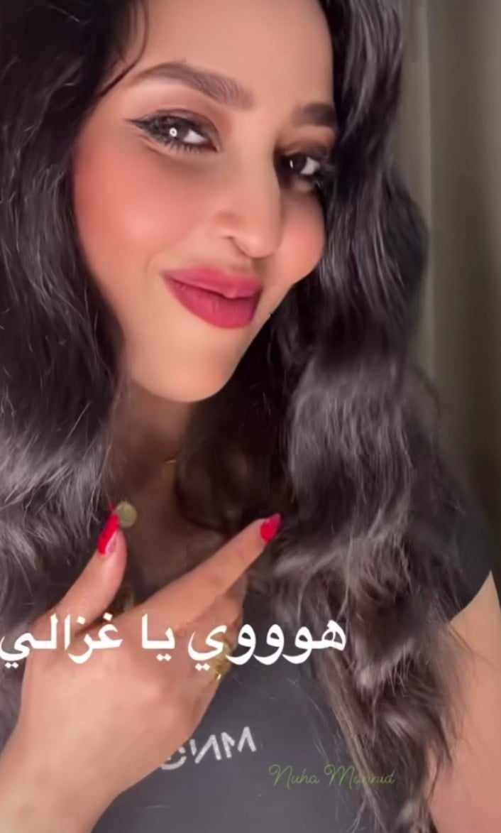 شاهد بالصورة والفيديو.. حسناء الإعلام السوداني شهد المهندس ترقص وتغني بأزياء مثيرة على أنغام (يا غزالي أهلك قالوا مالي) وتشعل مواقع التواصل