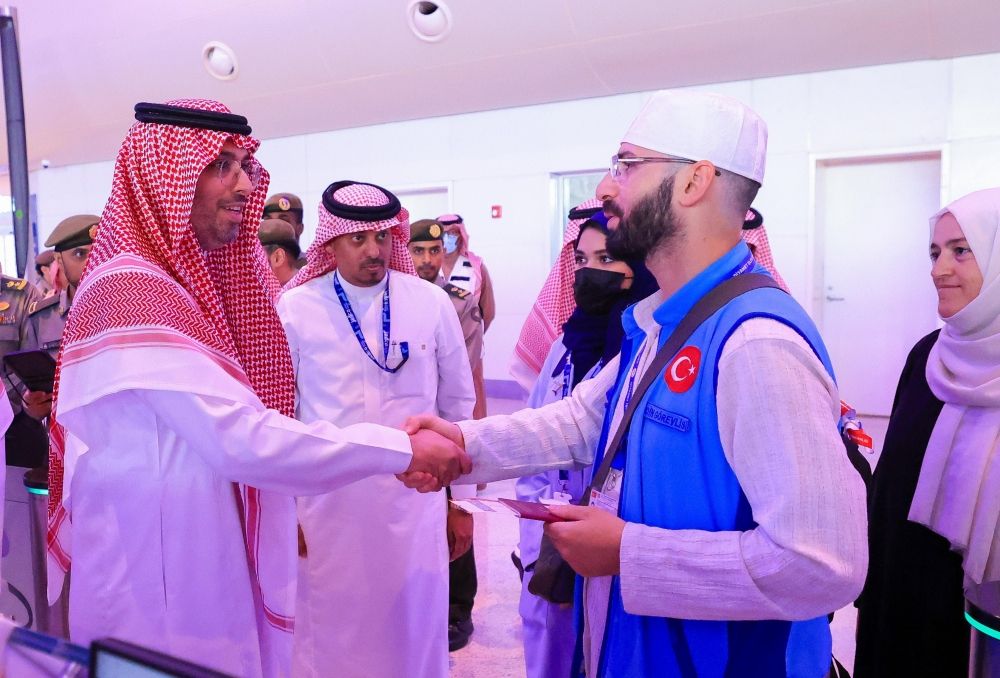 صور| مطار الملك عبد العزيز يقدم خدمات وجهود متميزة للحجاج المغادرين