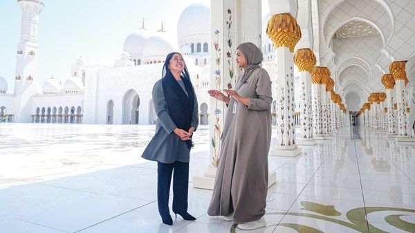 حرم الرئيس الفلبيني تزور جامع الشيخ زايد الكبير في أبوظبي