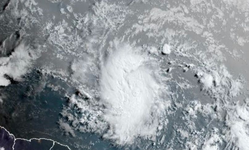 “المركز الوطني الأمريكي”: العاصفة المدارية بيريل تتحول إلى إعصار