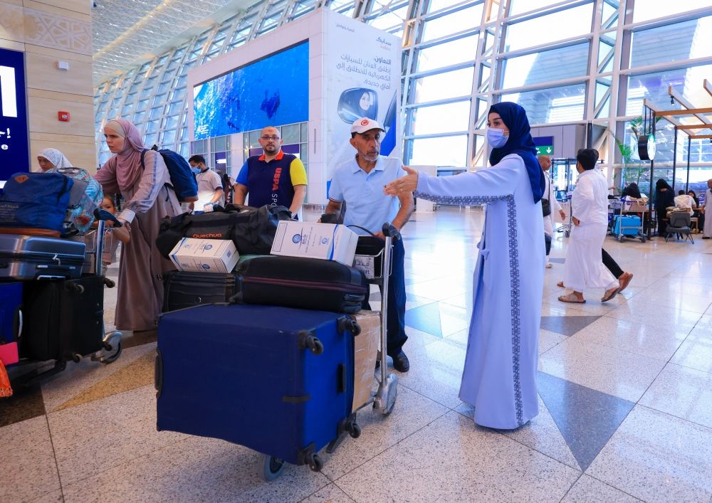 بقوة 500 موظف.. "اسألني" بمطار الملك عبد العزيز توفر أفضل تجربة للمسافرين