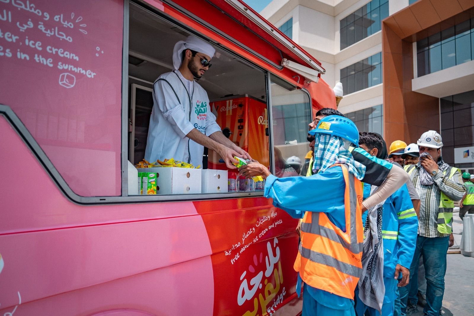 الامارات | فرجان دبي" تطلق حملة "ثلاجة الفريج" لتخفيف تأثيرات حرارة الصيف على العمال