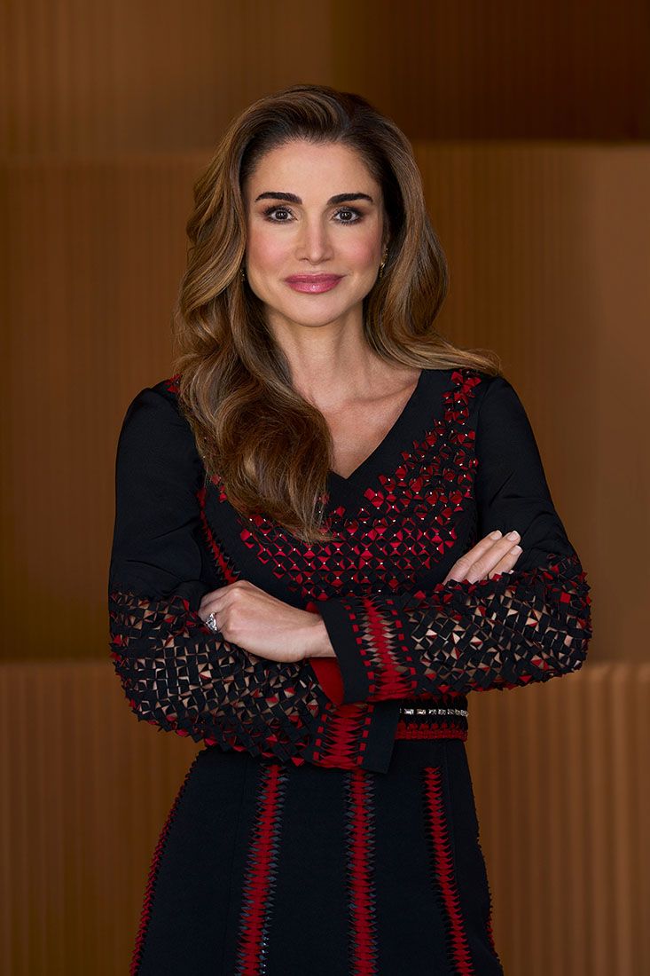 الامارات | الملكة رانيا تنشر صورة لابنها وكنّتها الحامل .. فماذا قالت ؟ (صورة)