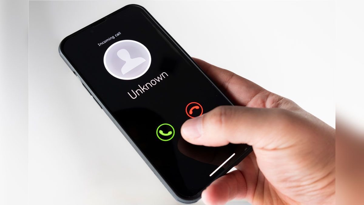 الامارات | محتالان يستوليان على 194 ألف درهم بـ «مكالمة»