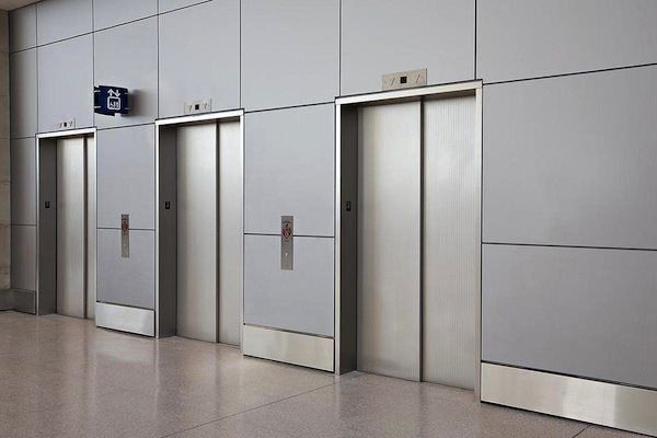 سقوط سودانيين داخل اسانسير في المهندسين بالقاهرة ونقلهم الى المستشفى