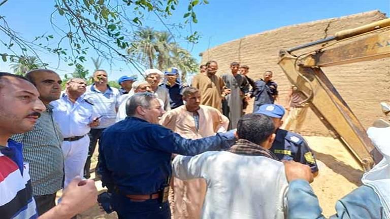 أول بيان رسمي من محافظ المنيا بعد استخراج جثمان "ضحية بئر العاقولة"