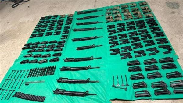 هيئة البث الإسرائيلية: إحباط محاولة لتهريب شحنة أسلحة خفيفة من الأردن لإسرائيل