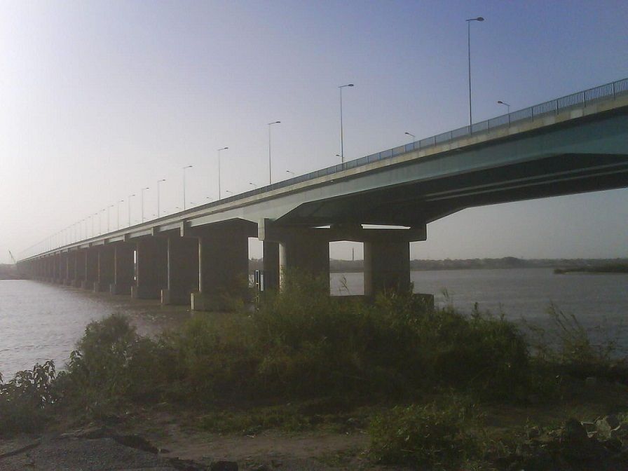 الدعم السريع يدمر جزء من كبري الحلفايا من الناحية الشرقية