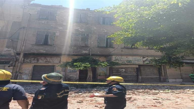 تصادف مرورهما بالطريق.. إصابة سيدتين انهار عليهما سور بالإسكندرية- صور