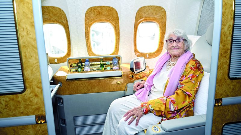 الامارات | معمّرة تحب دبي.. تحظى باحتفاء «درجة أولى» على «طيران الإمارات»